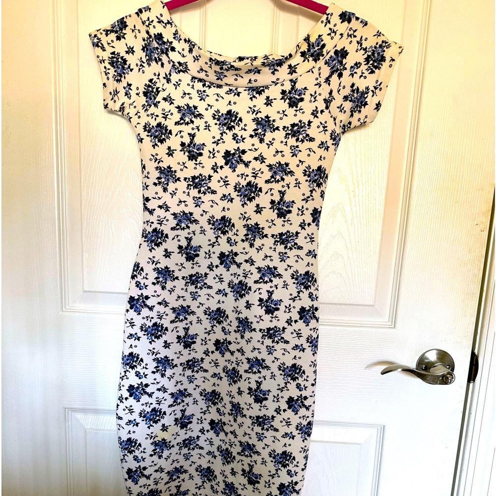 Very pretty white dress with blue accents. Short dress. Size S.